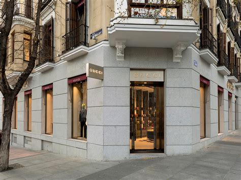 Gucci, C. de Serrano, 49, Madrid, teléfono +34 914 31 17 17.